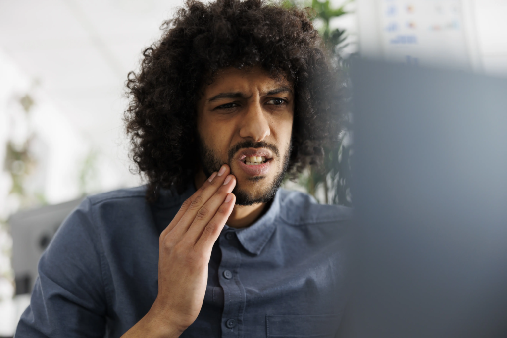 employee-with-toothache-having-online-chat-with-dentist